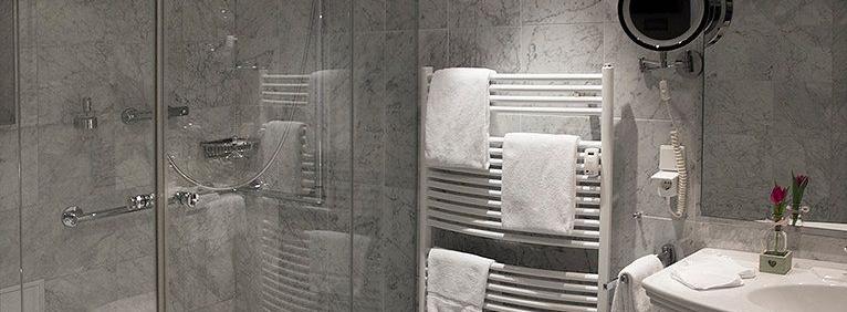 Einsicht ins Bad des Doppelzimmers - Dusche, Waschbecken, Spiegel, Handtücher